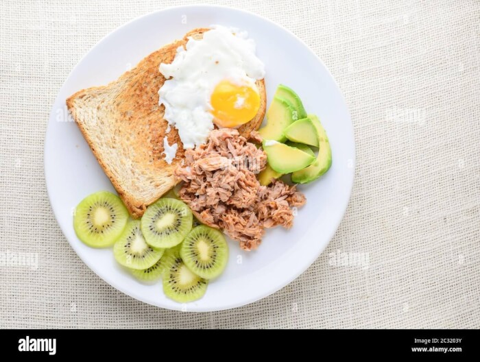 Healthy Breakfast Ideas: Black Bread, Tuna, And Kiwi