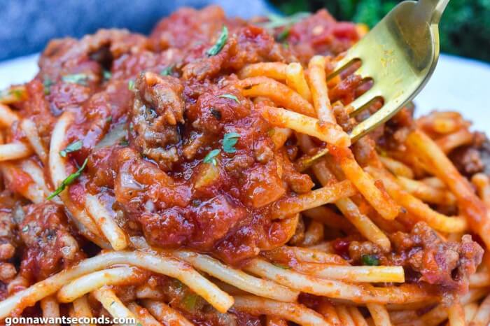 Spaghetti with ground beef and tomato sauce