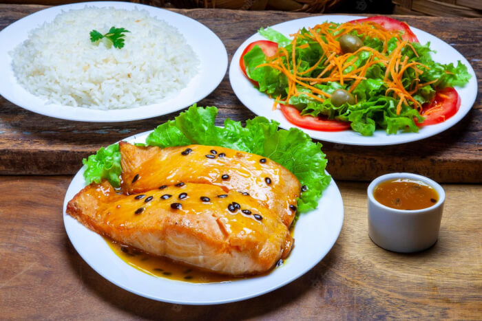 Salmon with passion fruit sauce